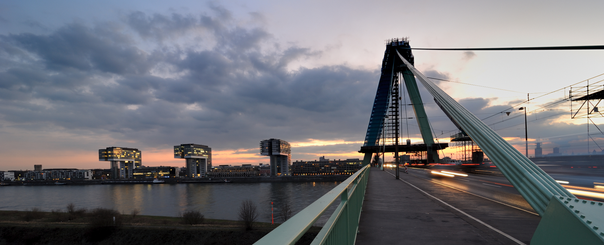DSC 5390 Severinsbrücke Kranhäuser breit Verlauf